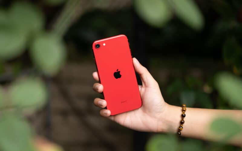 iPhone SE vermelho em mão