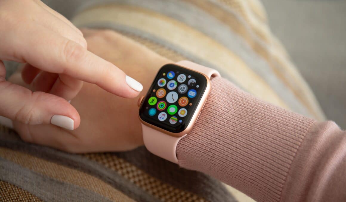 Apple Watch sendo usado no braço direito