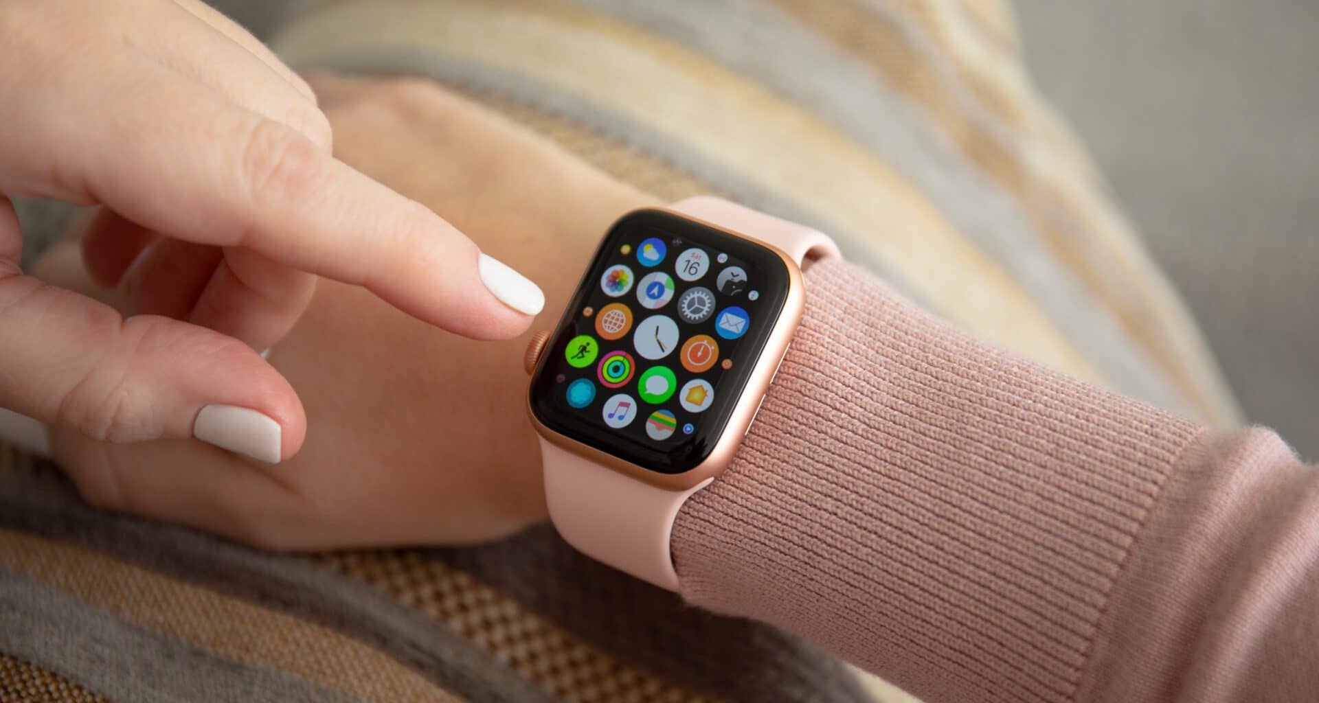 Apple Watch sendo usado no braço direito