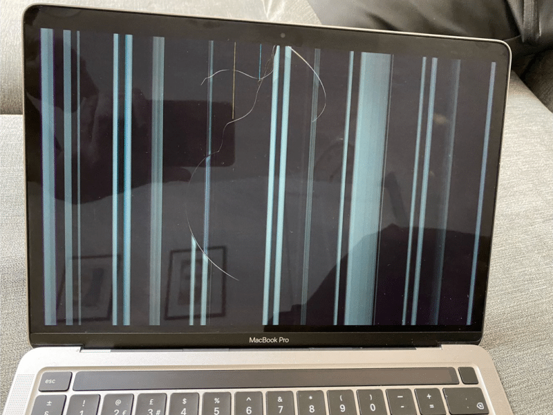 MacBook Pro com a tela rachada