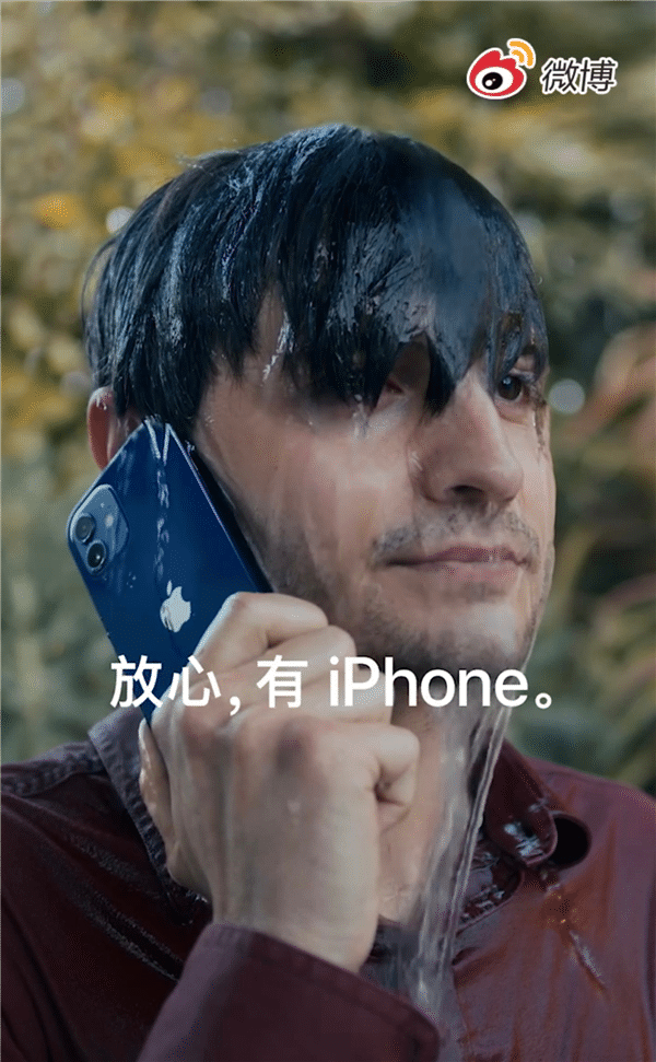 Comercial chinês sobre resistência dos iPhones a água.