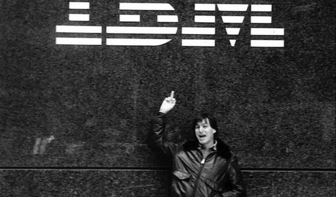 Steve Jobs dá dedo para a IBM