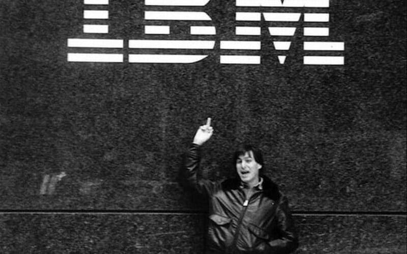Steve Jobs dá dedo para a IBM