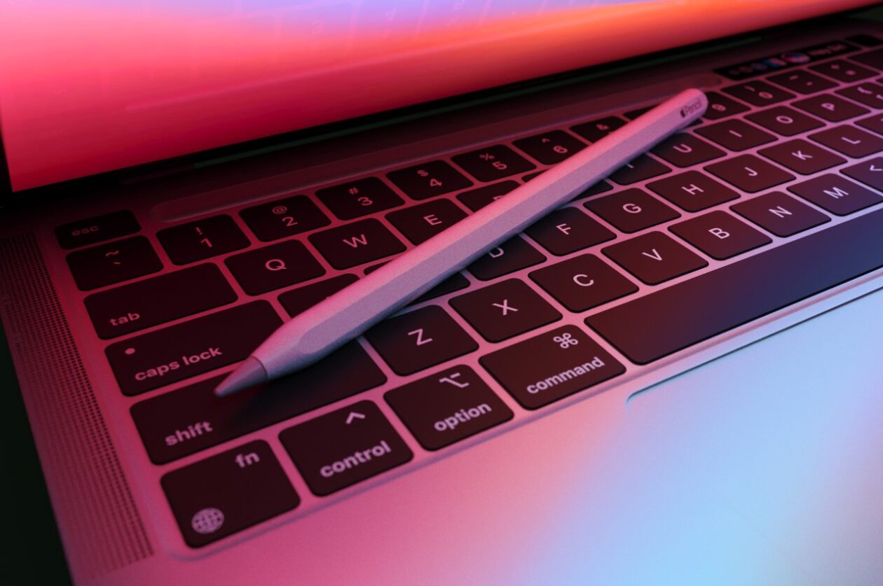 Conceito: Apple Pencil integrado ao MacBook