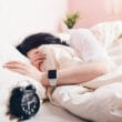 Mulher dormindo com um Apple Watch
