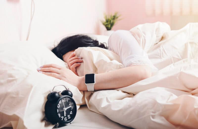Mulher dormindo com um Apple Watch