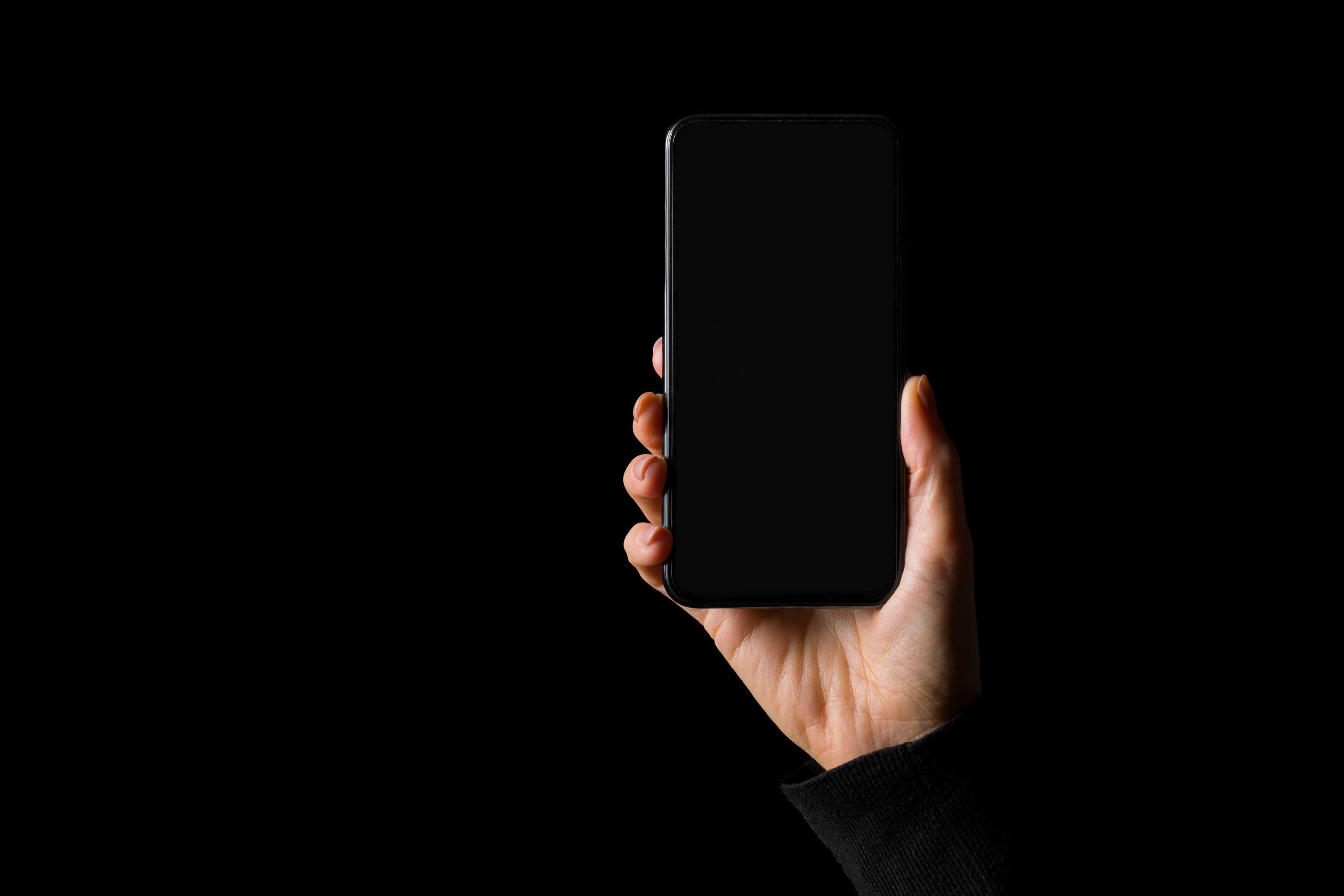 iPhone com tela preta e fundo preto