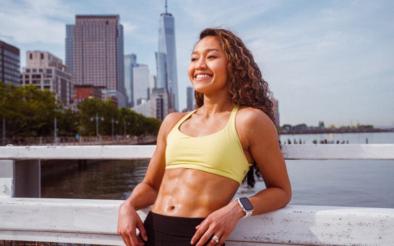 Mulher usando Apple Watch que acabou de fazer exercícios