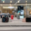 Apple Watches em exibição em loja