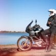 Motocicleta e homem com smartphone