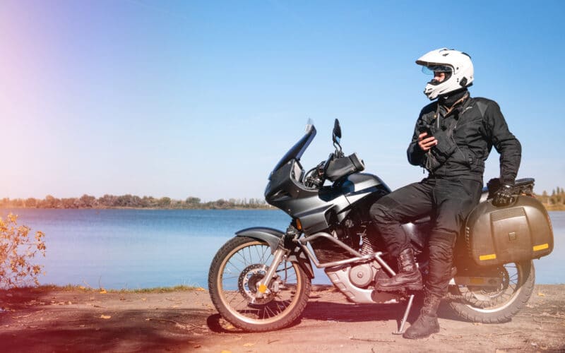 Motocicleta e homem com smartphone