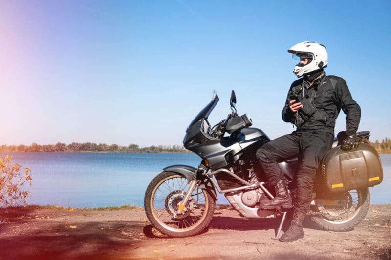 Motocicleta e homem com smartphone
