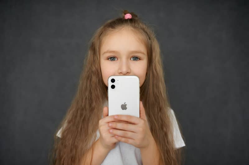 Criança segurando um iPhone