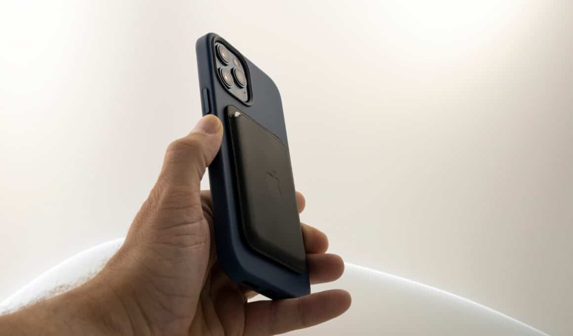 Carteira MagSafe acoplada em uma capa de um iPhone 12 Pro