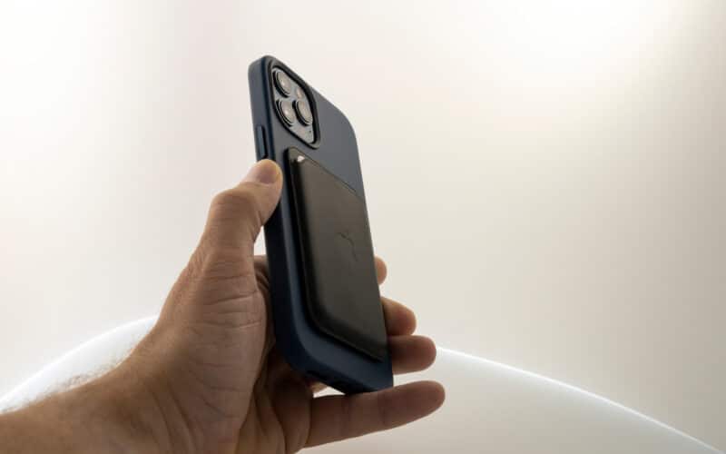 Carteira MagSafe acoplada em uma capa de um iPhone 12 Pro