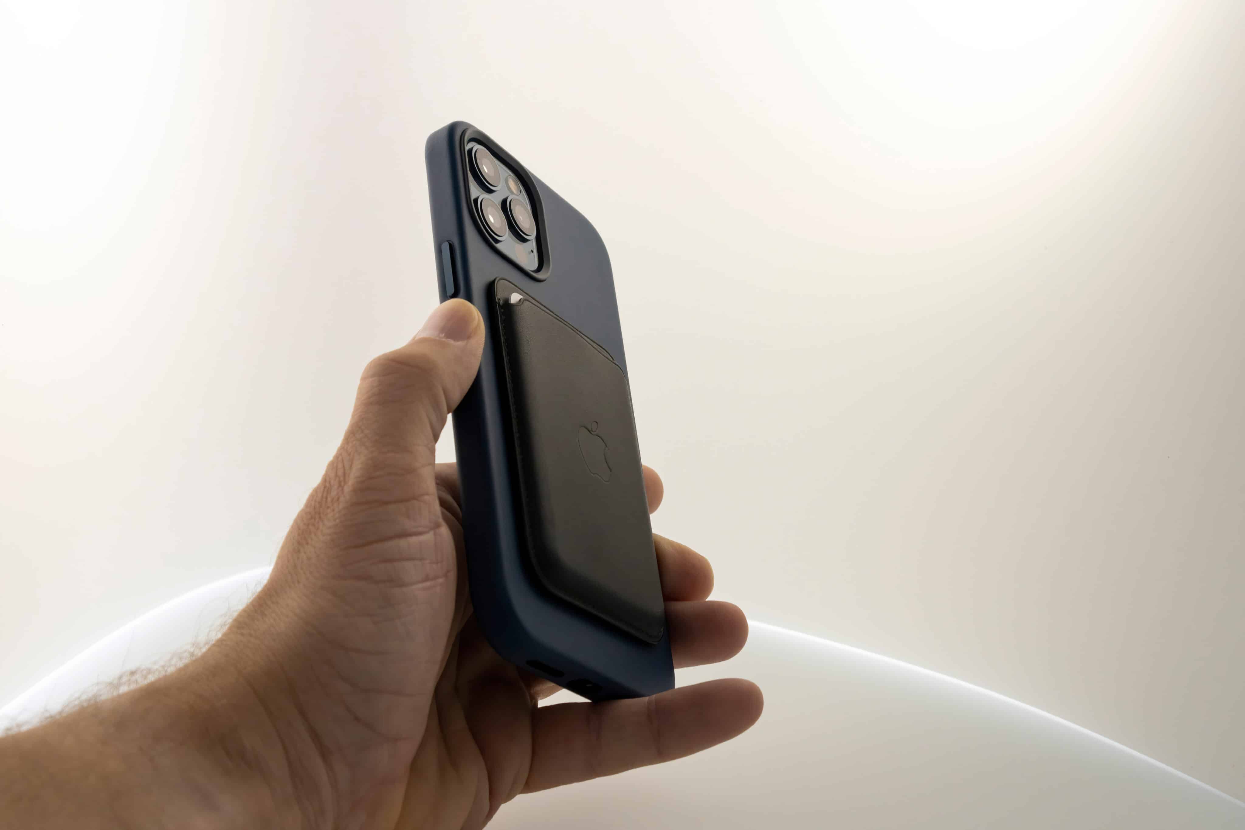 Capa de tecido FineWoven com MagSafe para iPhone 15 Plus – Azul-Pacífico -  Apple (BR)