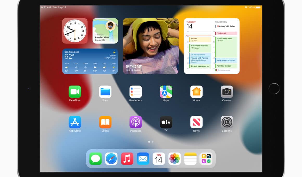 iPad de 10,2 polegadas (nona geração) com a tela inicial do iPadOS 15