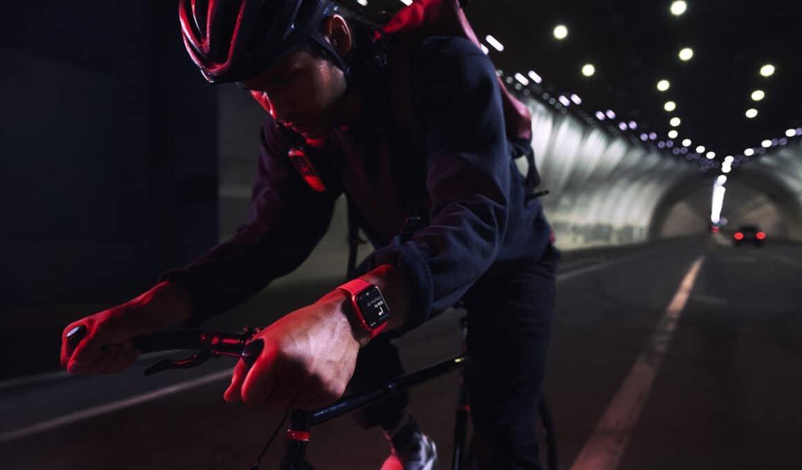 Pessoa de bicicleta usando Apple Watch dentro de um túnel