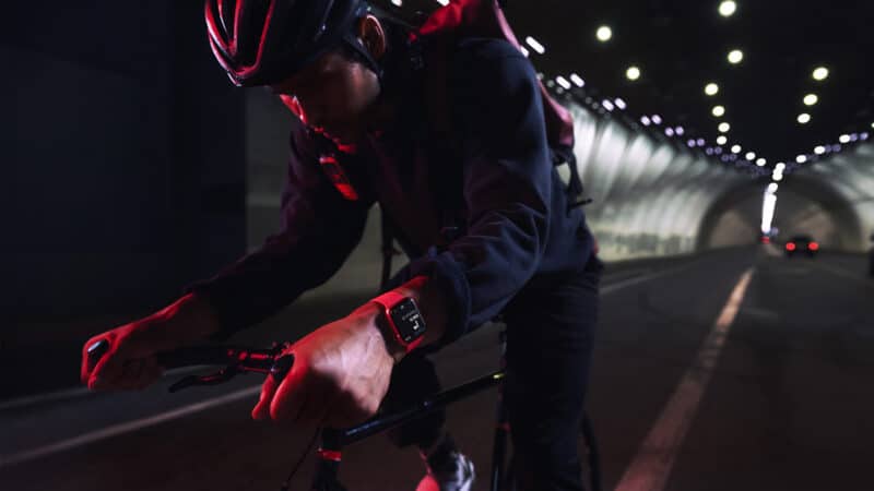 Pessoa de bicicleta usando Apple Watch dentro de um túnel