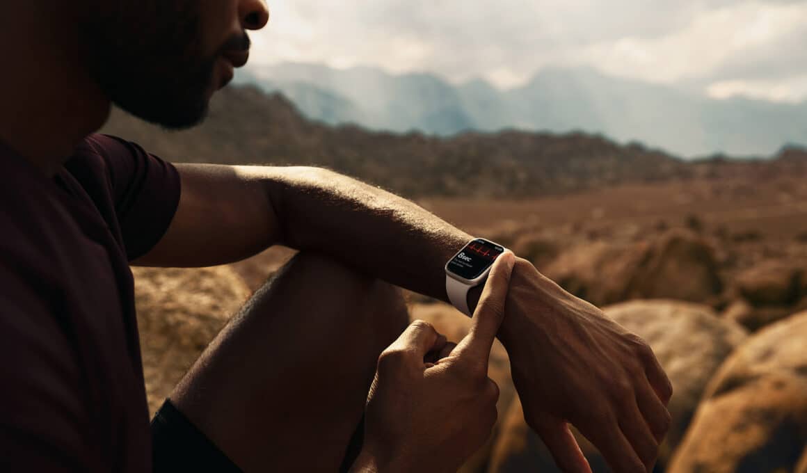 Homem usando Apple Watch Series 7 no deserto