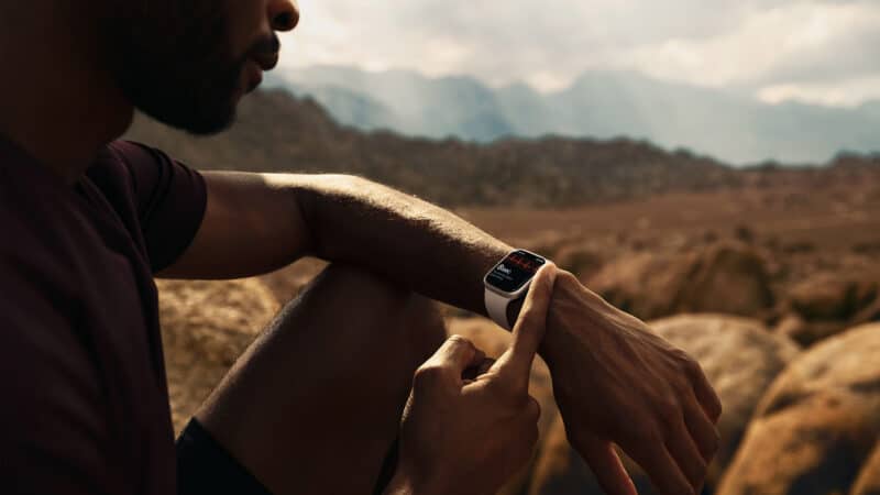 Homem usando Apple Watch Series 7 no deserto