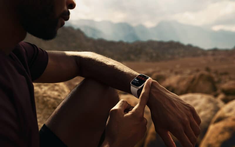 Homem usando Apple Watch Series 7 no deserto