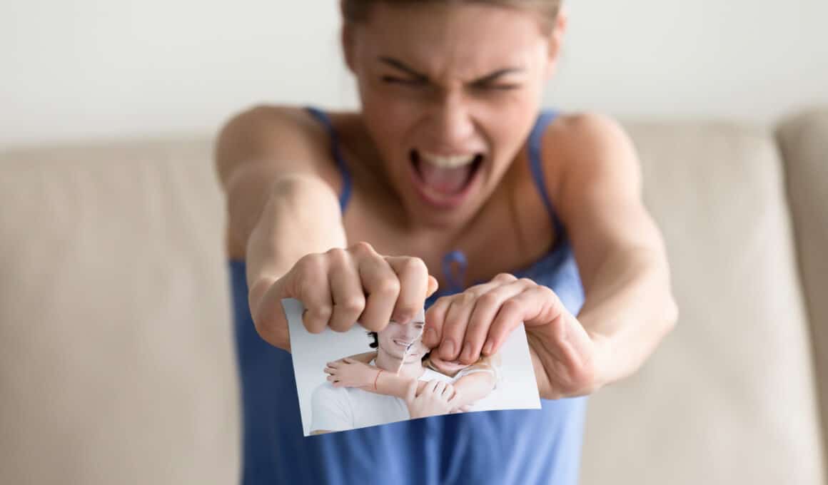 Mulher rasgando uma foto de um ex-namorado