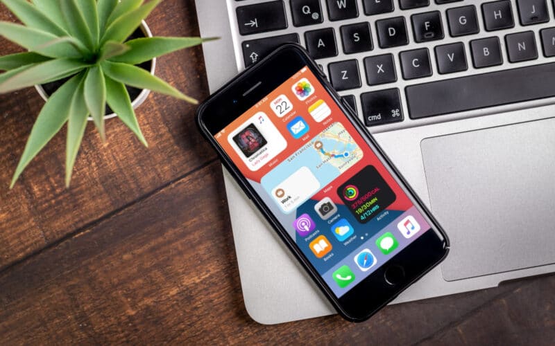 iPhone com widgets na tela inicial