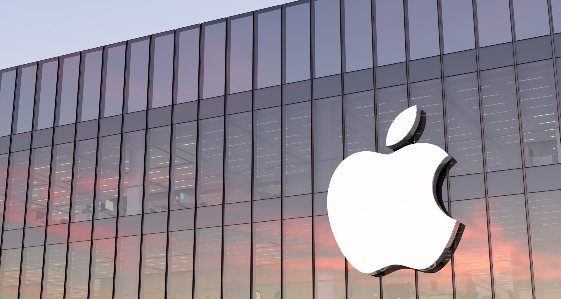 Logo da Apple em prédio de escritórios em Cupertino