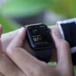 Apple Watch monitorando batimentos cardíacos de uma mulher