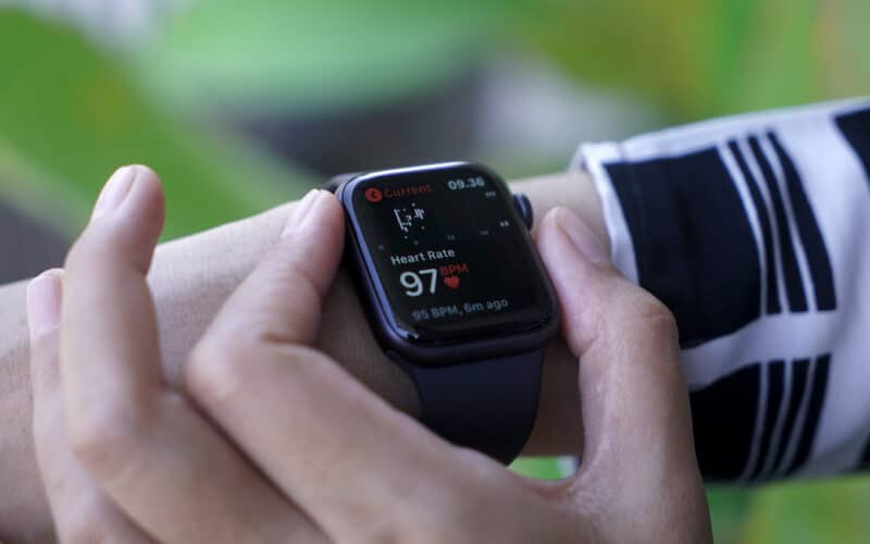 Apple Watch monitorando batimentos cardíacos de uma mulher