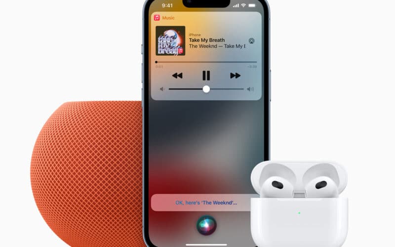 HomePod mini laranja, iPhone com Apple Music Voice Plan e AirPods de terceira geração