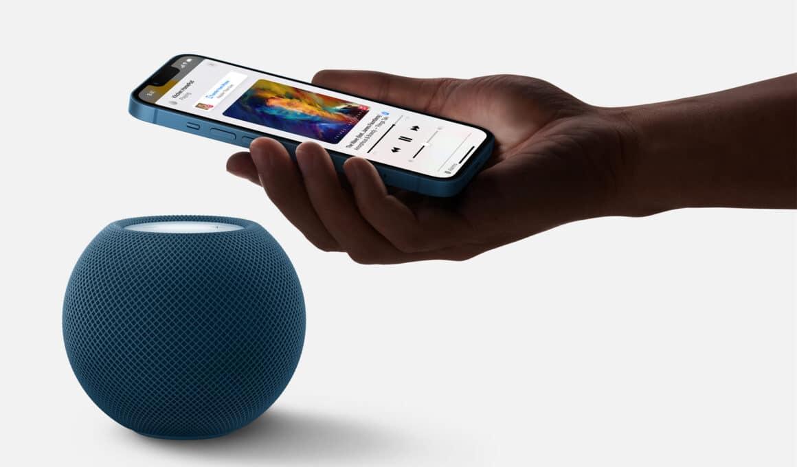 Mão transferindo música de um iPhone para um HomePod mini azul
