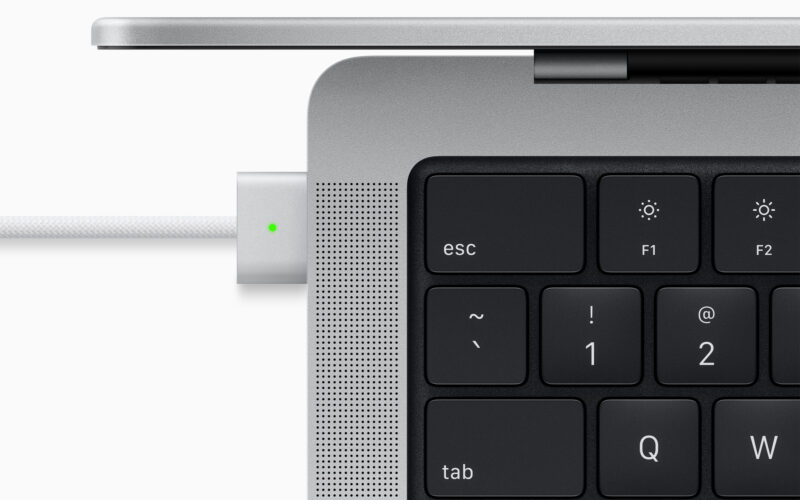 Conector MagSafe conectado ao MacBook Pro