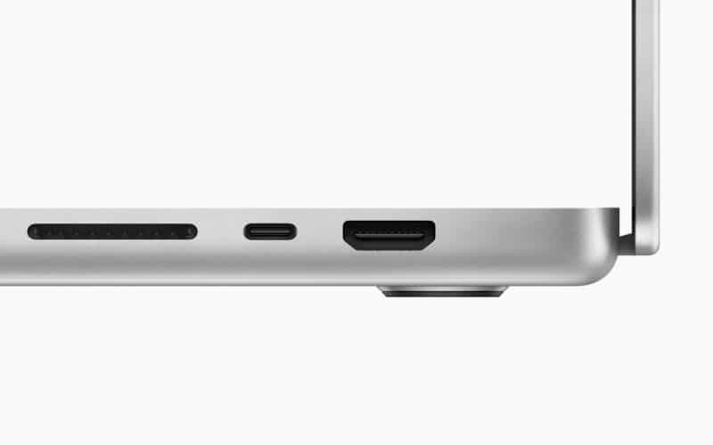 Portas da direita do novo MacBook Pro (slot SD, USB-C e HDMI)