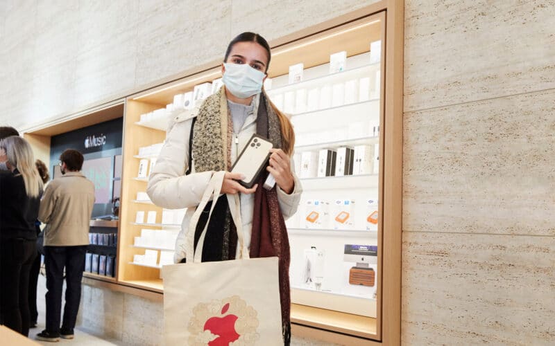 Consumidora comprando iPhone 13 Pro em Apple Store de Istambul