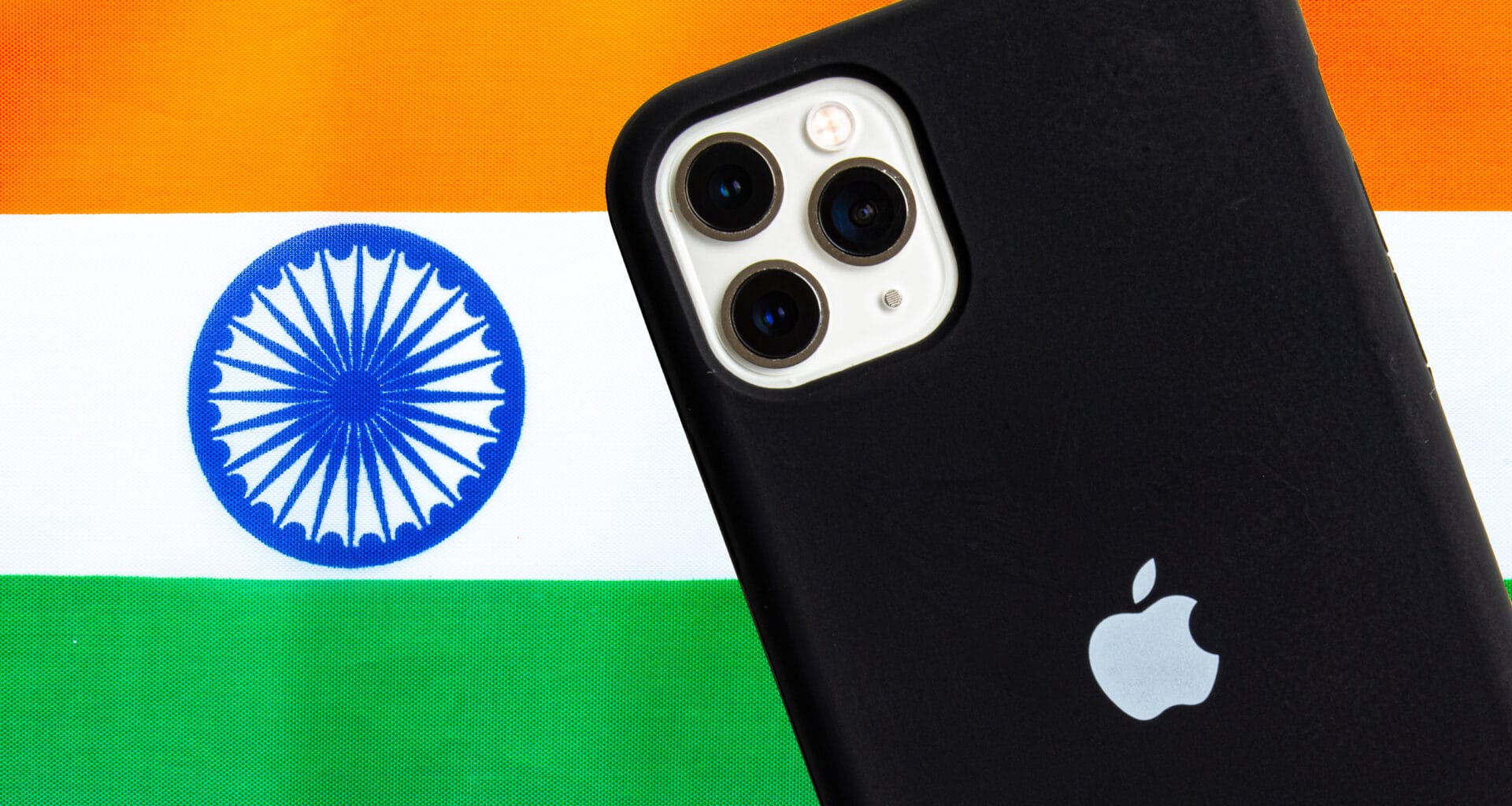 iPhone em cima da bandeira da Índia