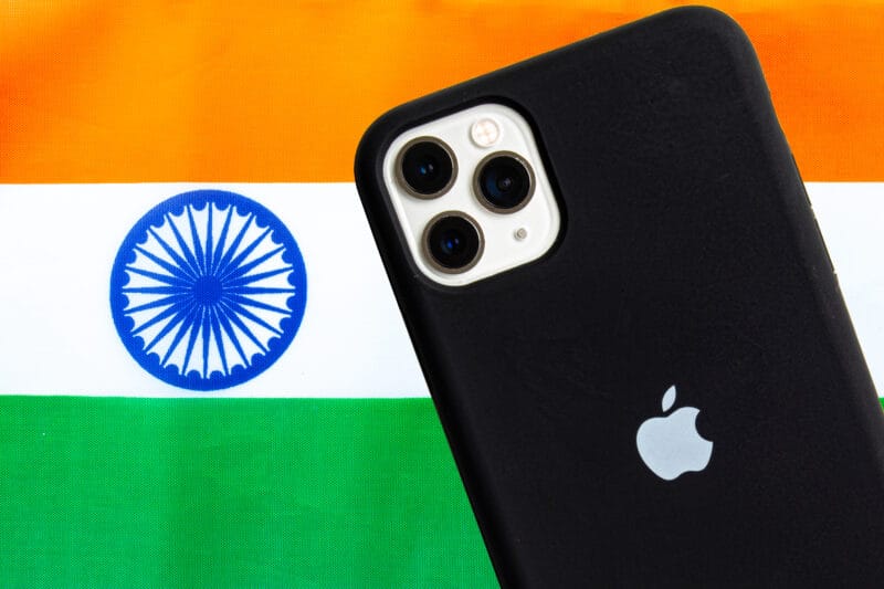 iPhone em cima da bandeira da Índia