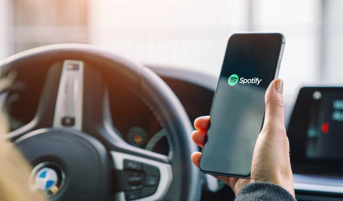 iPhone com Spotify num carro