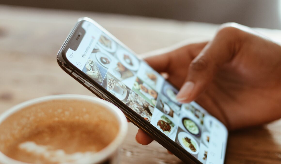 iPhone com Instagram aberto e fotos de comida/bebida