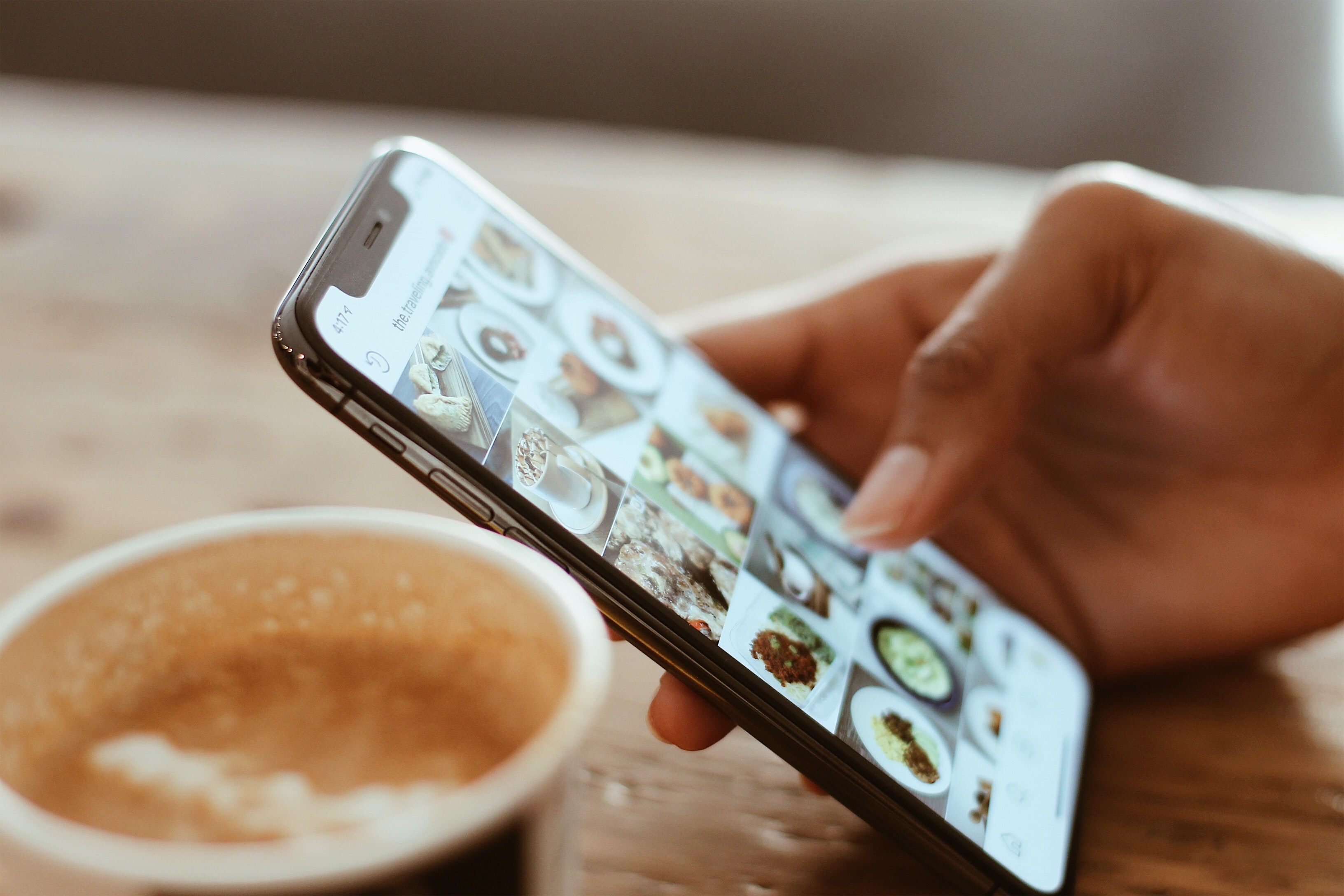 iPhone com Instagram aberto e fotos de comida/bebida