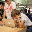 Adolescente usando Mac em loja da Apple