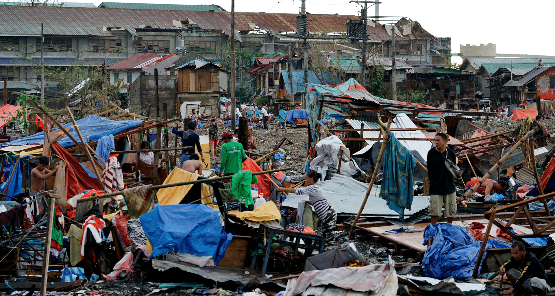 Destruição causada pelo tufão Rai