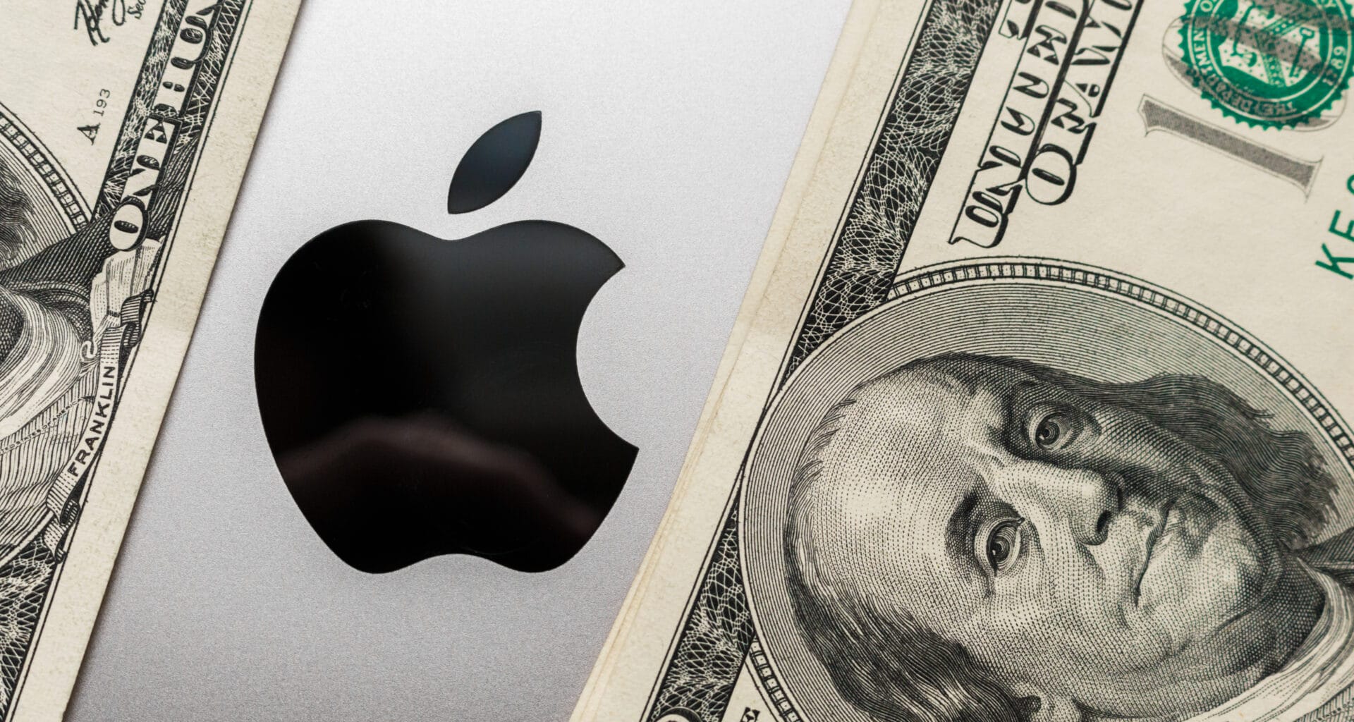 Dinheiro e logo da Apple