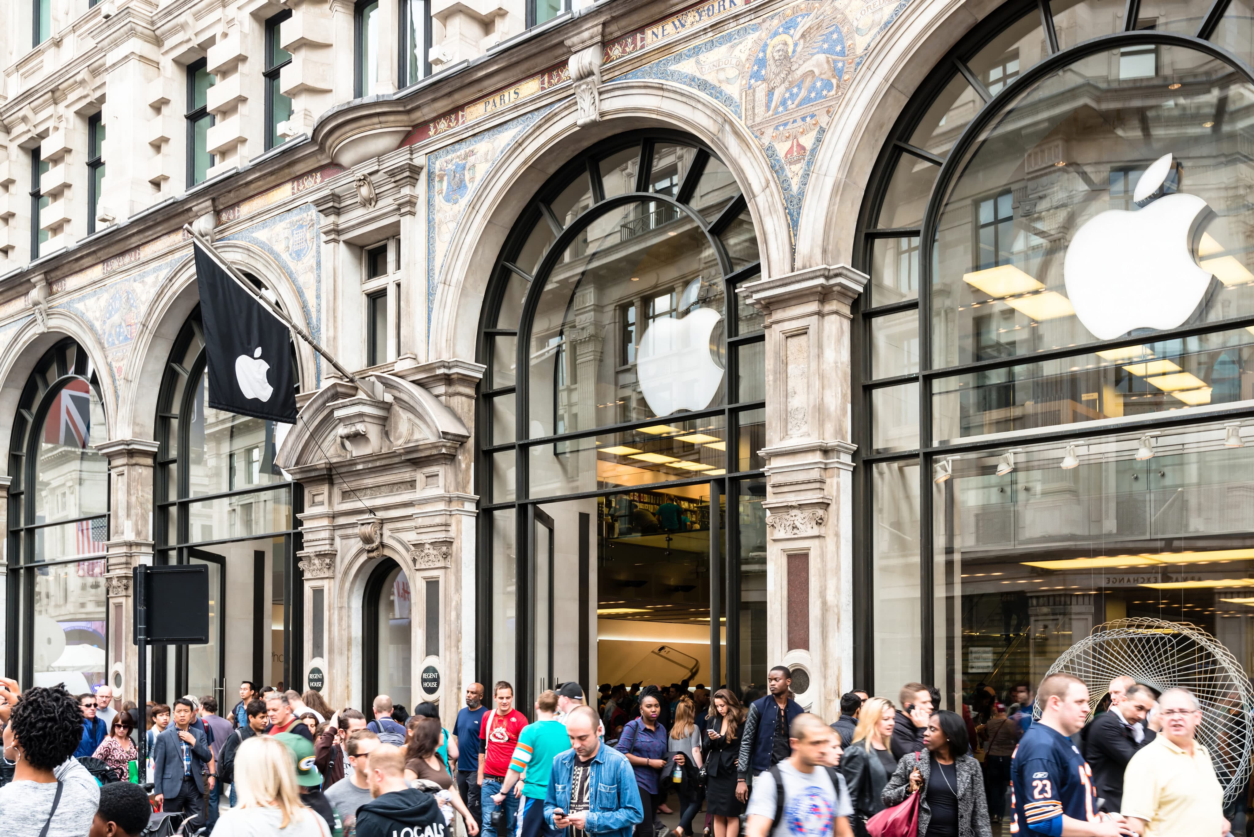 Apple Store em Londres lotada de pessoas