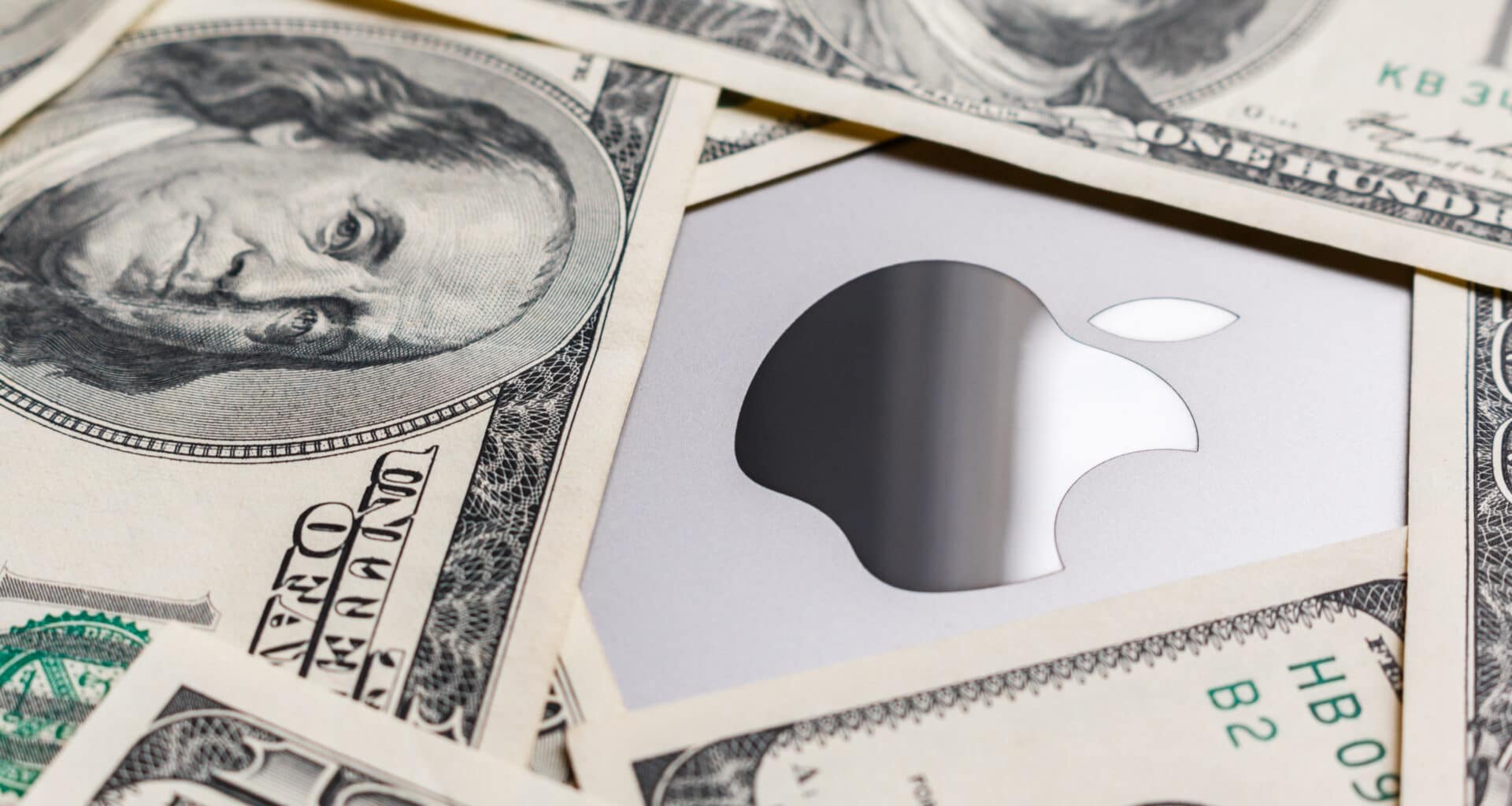 Logo da Apple e dinheiro