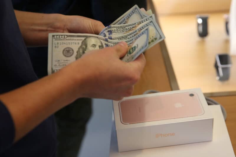 Consumidor comprando um iPhone 8