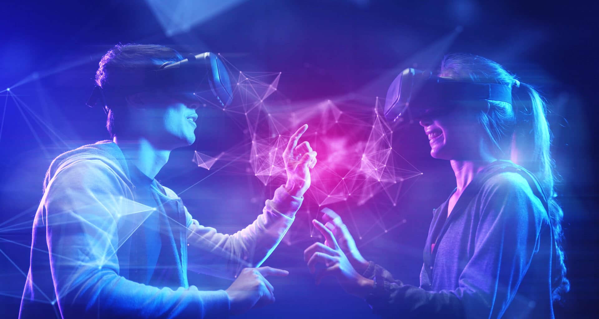 Duas pessoas usando óculos de realidade virtual