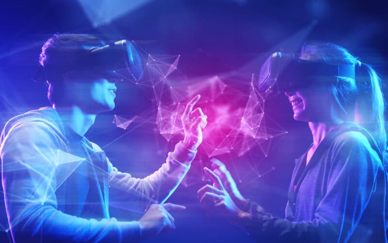 Duas pessoas usando óculos de realidade virtual