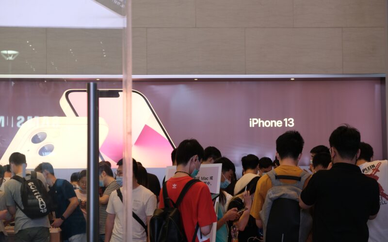 Loja da Apple na China (banner do iPhone 13)